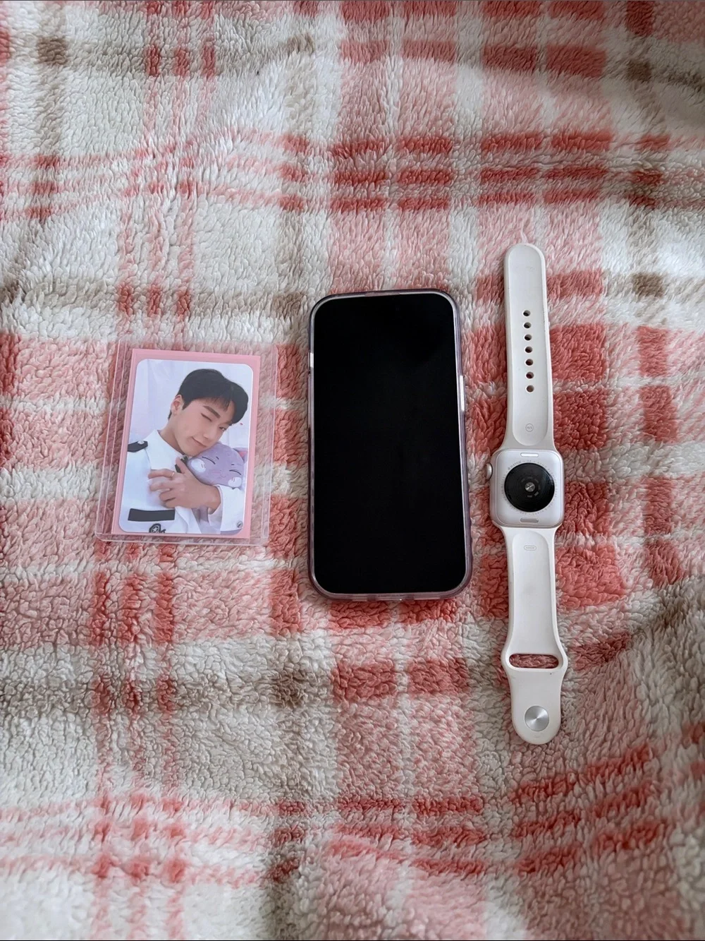 Apple 15 iPhone with SE White Apple Watch